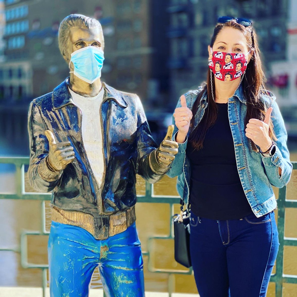 Ayyy, I can’t think of a better gift! 🥳 #henrywinkler #fonzie #thebronzefonz