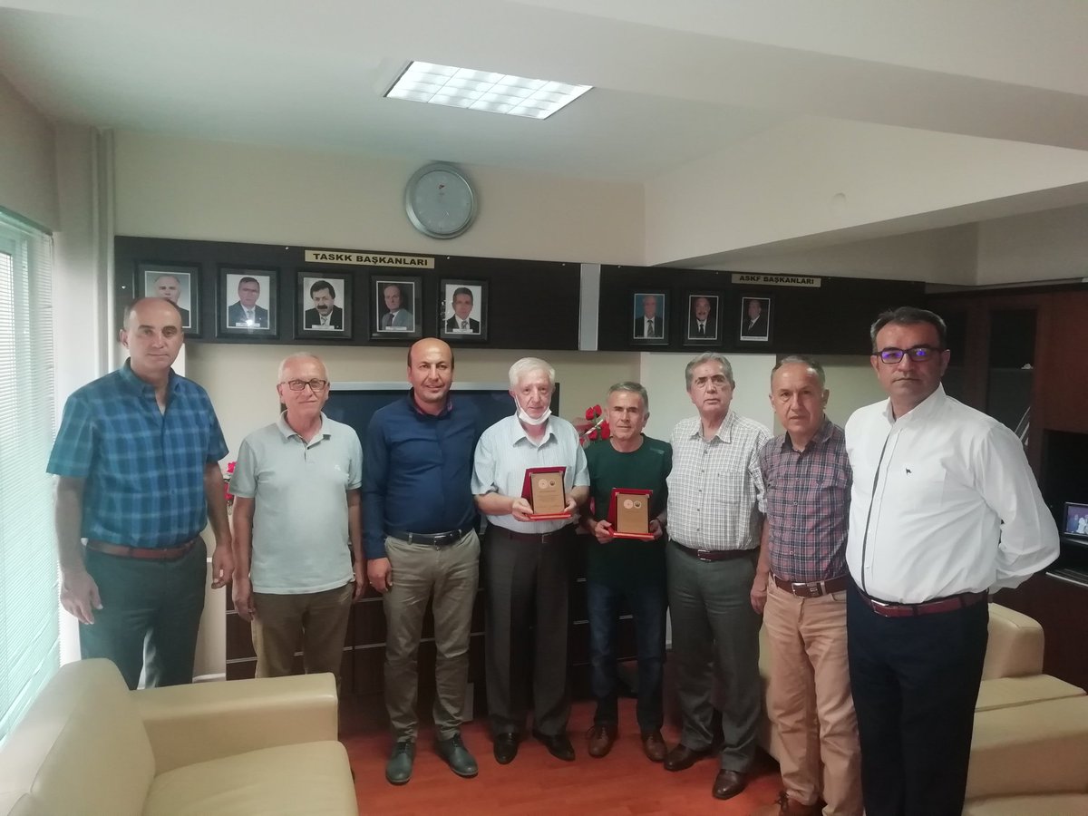 Amatör Spor Haftası etkinlikleri kapsamında GSİM Spor Şube Müdürü Serdar Küçük ve ASKF Başkanı Hasip Arıkan, uzun yıllar amatör spora hizmet veren Saffet Acar ve Eski ASKF Başkanı Beyazıt Yılmaz'a plaket takdim ettiler.
<a href="/kasapoglu/">Dr. Mehmet Kasapoğlu</a> <a href="/mehbaykan/">Mehmet Baykan</a> <a href="/AliDusmezz/">ALİ DÜŞMEZ</a> <a href="/CFillikcioglu/">Cenap Fillikçioğlu</a>