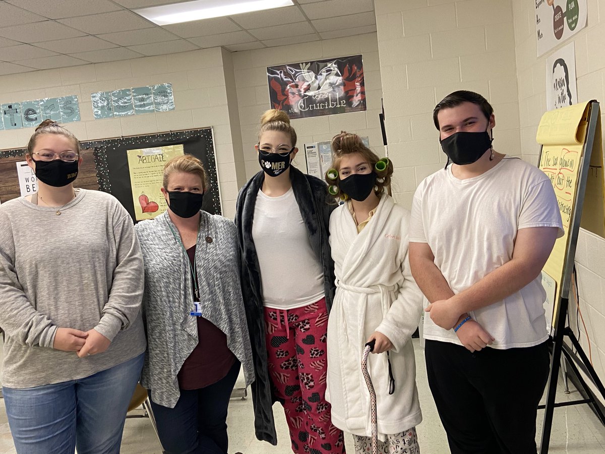 WhiteBradyn's tweet photo. happy hoco day 4!! do we look old to you? #ComerHoco20 https://t.co/594PgYy56h