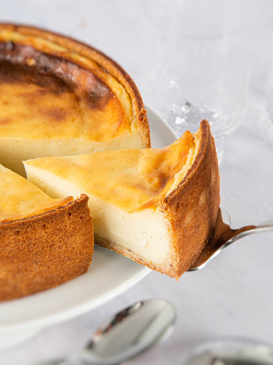 Conticini_Team's tweet photo. Mon Flan à la vanille dans sa version à partager... une recette traditionnelle que je voulais généreusement vanillée ! On a beau dire mais les classiques nous séduiront toujours... En tout cas moi je signe sans hésiter ! 😋 
📸 Kevin Rauzy https://t.co/tvnEYMC0Xv