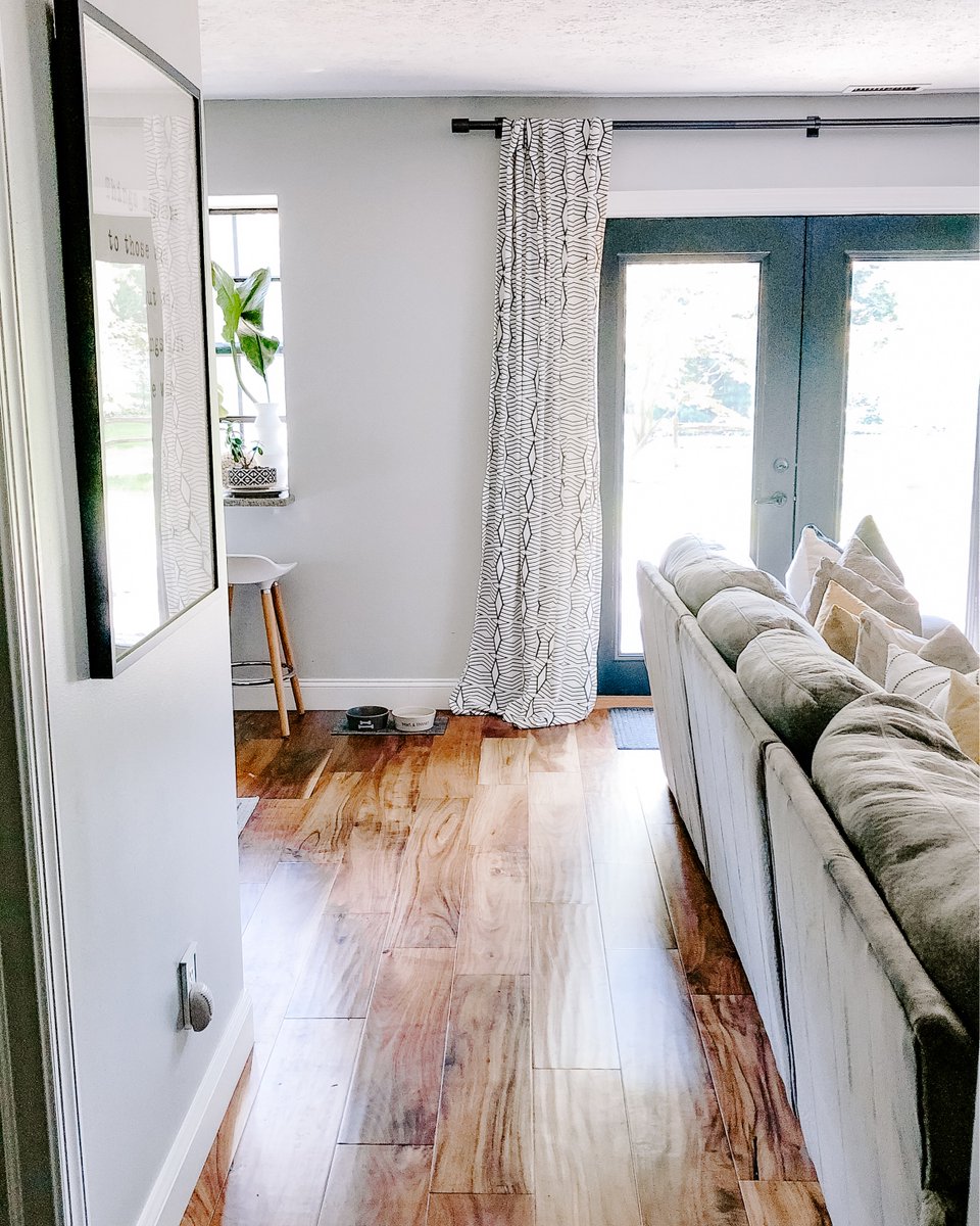 SoChic2014's tweet photo. There’s just something about the warmth and simplicity of engineered hardwood flooring (this is from coconut acacia species )...perhaps that it’s a green product🍃 

#myabode #sochichomedesign #coconutacacia #engineeredhardwoodflooring #flooringideas https://t.co/9EszIJQGwm