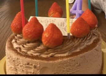 bbz05637945's tweet photo. 娘の誕生日は富士急ハイランドに行きました😊お昼ご飯は #低アレルゲン　メニュー😊
夜はお家で #コージーコーナー のチョコレートケーキを予約しました😊いつもは手作りだけどチョコレートケーキを食べさせてみたかった🥺立派な苺もついてて味も美味しかったです🎂また食べたいって🥳#アレルギー https://t.co/XGbUhdIAM5