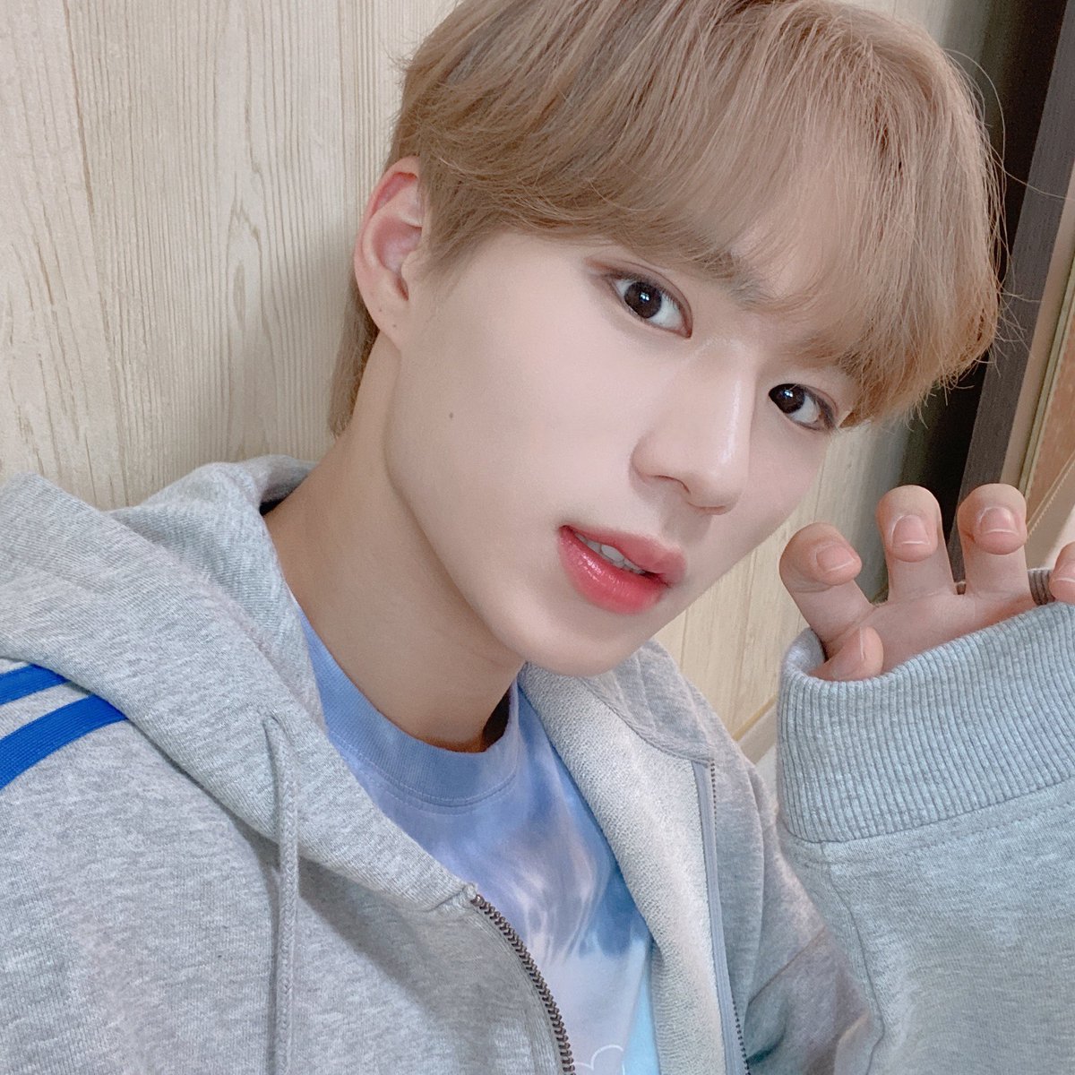 sorry for bein ia been going through a lot but i promise ill be active again soon pls bear with me <3