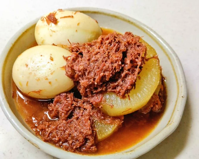 ニューコンミートと大根の煮物✨

コンビーフでも作れます
もし、香りや風味がキツく感じたら、酒大さじ1〜や生姜を加えて煮てください。
ホロホロお肉と味卵がまたご飯と仲良しで困りました✨✨

大根でなくともジャガイモやカブと煮ても美味しかったです✨ 