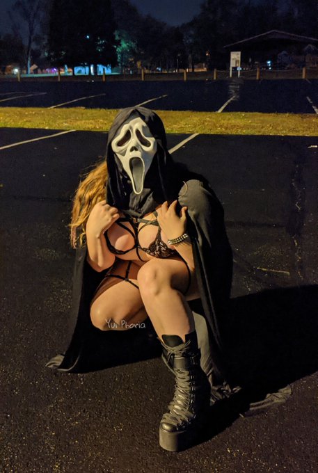 What's your favorite scary movie? https://t.co/uIYMdPKn7H