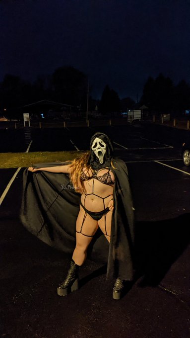 What's your favorite scary movie? https://t.co/uIYMdPKn7H