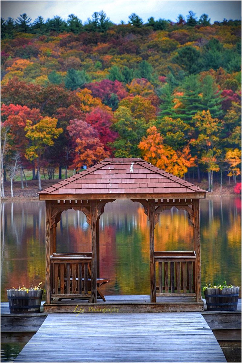 yankeelimner's tweet photo. A beautiful day in Woodstock, Connecticut today. #76degrees #nikonphotography #autumn https://t.co/V3fUpou1lf
