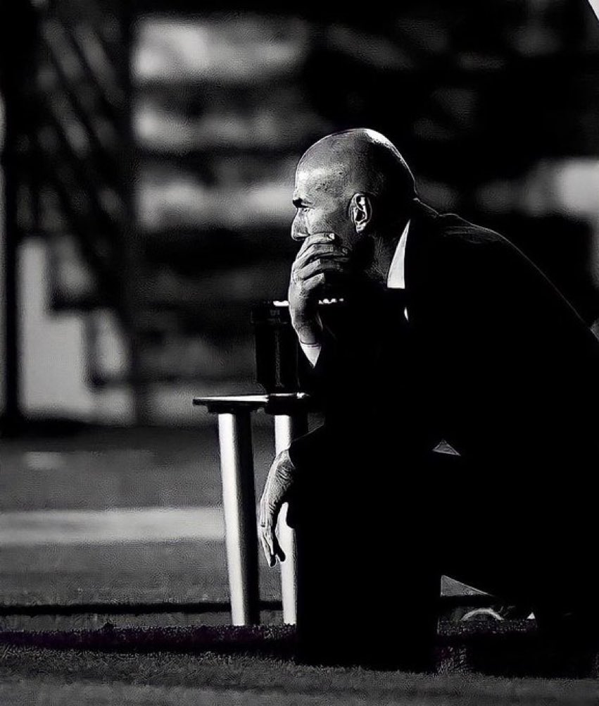 قدم فريق من اللاشيء الموسم الماضي وحقق الليغا ، وعندما يسقط الفريق ( المنتهي ) الذي اقامه هو أضع اللوم الكامل عليه خطأ ومليون خطأ ..

نعم زيدان اخطأ في بعض الامور ولكن لا يتحمل ما يحدث بمدريد لوحده ، اللاعبين والادارة يتحمله ما يحدث كذلك.