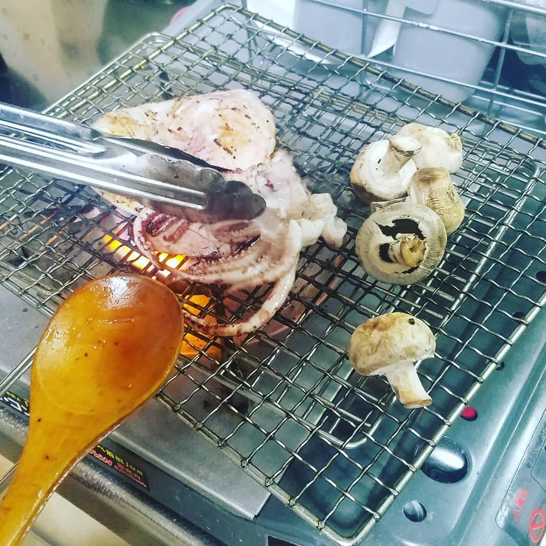ヨンジョン 韓国料理レシピ 秋の椎茸は焼いて食べないとね 炭火焼きはできないけど 直火で焼いてあげたくて 一夜干しイカ焼きも上手く出来て白ワインが進む おつまみレシピ 韓国料理レシピ 秋の味覚 家でバーベキュー おうちご飯 ヨンジョン 韓国料理レシピ 秋の椎茸は焼いて食べないとね 炭火焼きはできないけど 直火で焼いてあげたくて 一夜干しイカ焼きも上手く出来て白ワインが進む おつまみレシピ 韓国料理レシピ 秋の味覚 家でバーベキュー おうちご飯
