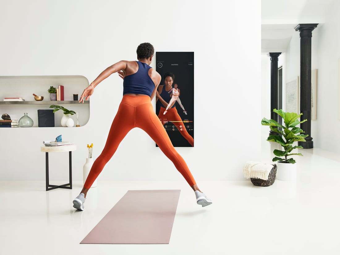 4/ Mirror Acquired by lululemon for $500M, Mirror is now a piece in lulu’s retail & community puzzle. On pace to bring in $150M in revenue this year, the sleek LED screen/content combo will soon be for sale in select lulu stores.  Why Mirror Sold:  https://insider.fitt.co/issue-no-87-why-mirror-sold/