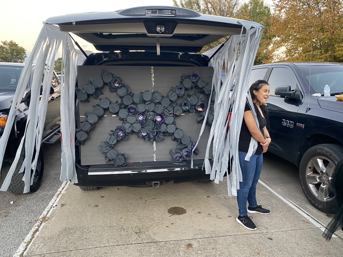 AboveTheRestBN's tweet photo. No trunk or treat is complete without a horse!! Huge Thank you to 1LT Austin Willard for bringing his horse as well as to all the Bulldogs in attendance. Stay tuned tomorrow as the winners will be announced on our page!! @101Bastogne @101stAASLTDIV ♣️🦅 https://t.co/4wxZmkoIS6