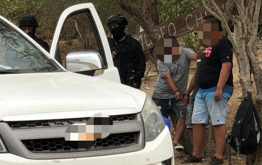 FiscaliaEcuador's tweet photo. #ATENCIÓN | #Manabí: 6 personas detenidas y la incautación de 350 kilos de cocaína, 3 vehículos y 3 armas de fuego, es el saldo del operativo liderado por #FiscalíaEc esta tarde. La audiencia de formulación de cargos se realizará en próximas horas en #BahíadeCaráquez https://t.co/RuC567zefY