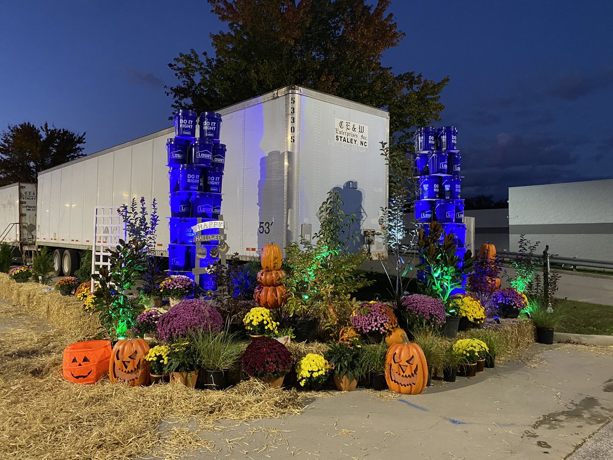charlesatlowes's tweet photo. 👻 Our First Curbside Trick or Treat @lowes Store 2458 was Awesome! We had just as much fun putting it together as we did seeing all of the kids in our community come out in their costumes! We’ll see you again next Thursday 11/29 at 6pm! 👻@BlueBoxR1 @JoeMcFarland_ @BoltzBill https://t.co/94UofSIJQb