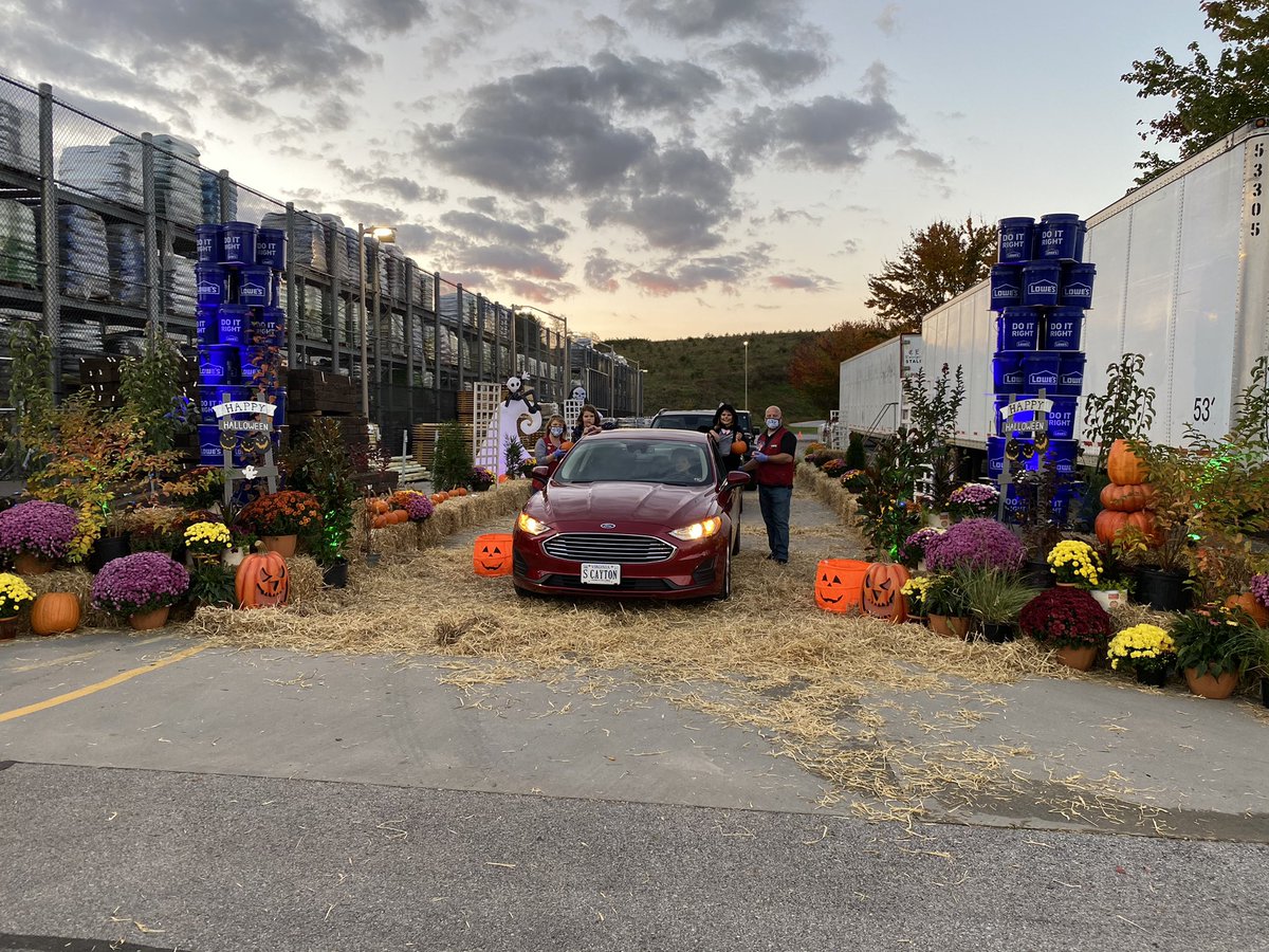 🎃 The weather was beautiful and it was a perfect night to start an annual @lowes tradition! 🎃