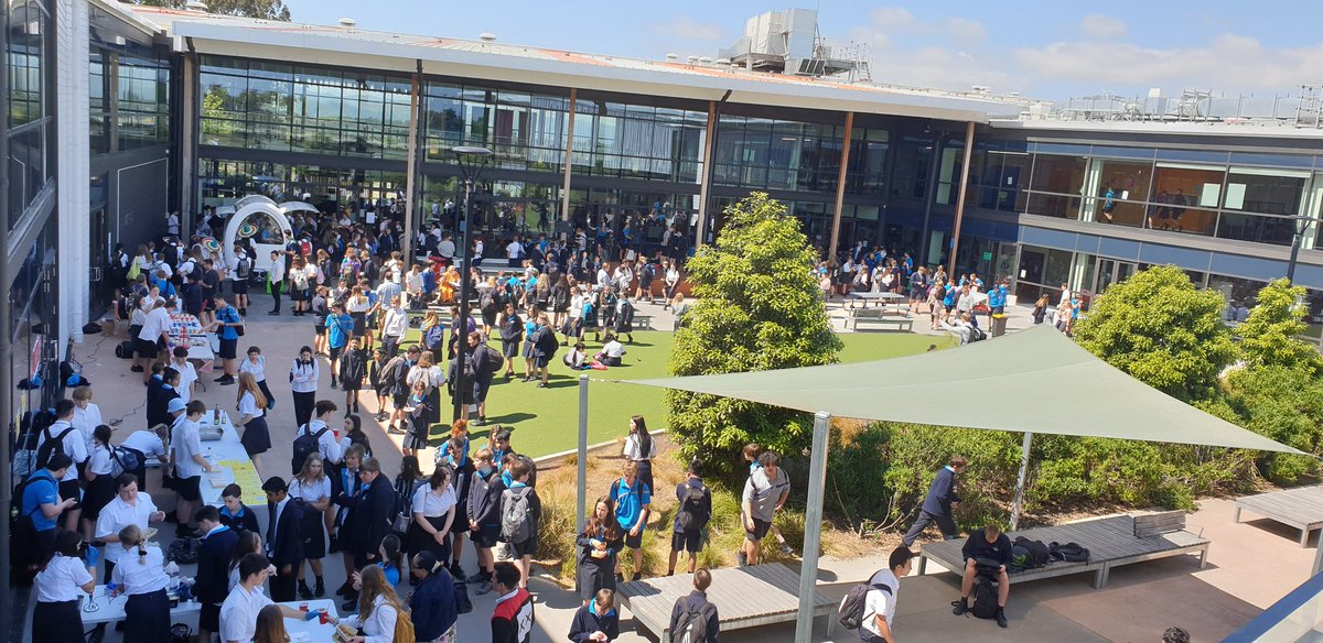 KiwiTecha's tweet photo. Year 10 and 11 Business classes Market Day in humming!! @RollestonCol @RichardMcBrear1 https://t.co/9d6pC2sAx6