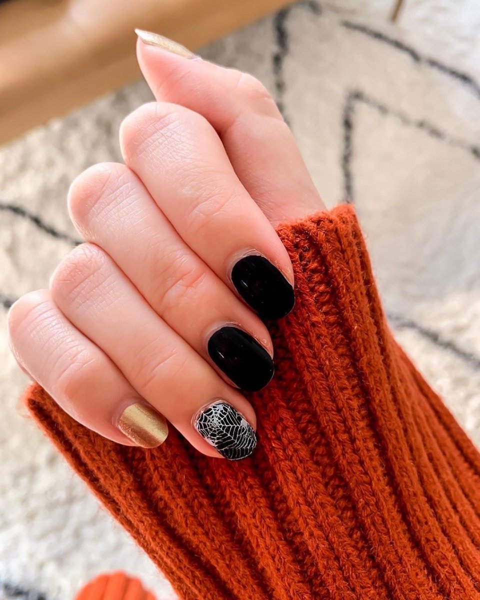 #TBT to this spooktacular manicure! Would you get ghosts👻 or spiderwebs🕸️? Done by Ali - Alderwood