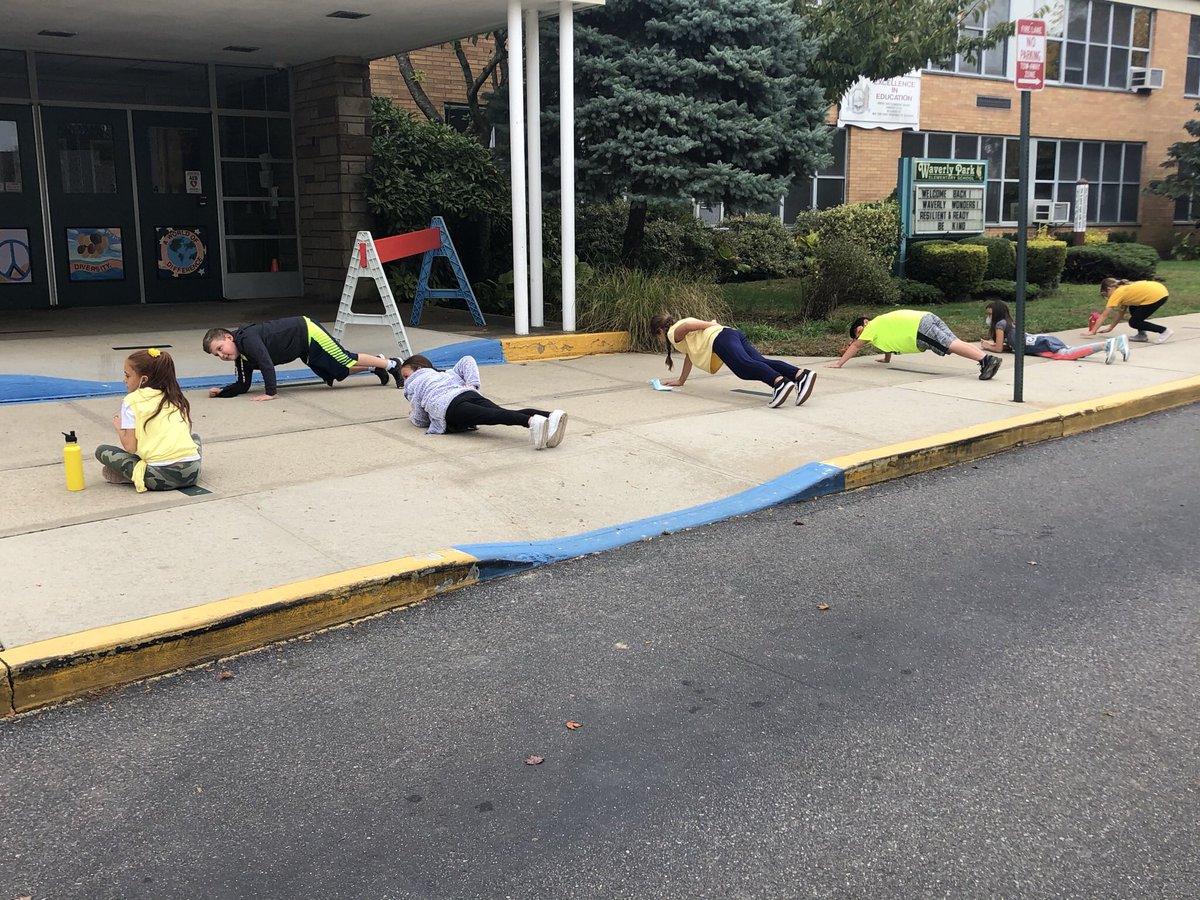 MrsJessicaRyan's tweet photo. Our student personal trainer took us to a whole new level of fitness today! #4Rhappydreamers #healthandwellnessweek 💪🏼@WaverlyParkElem https://t.co/leNM7otDAU