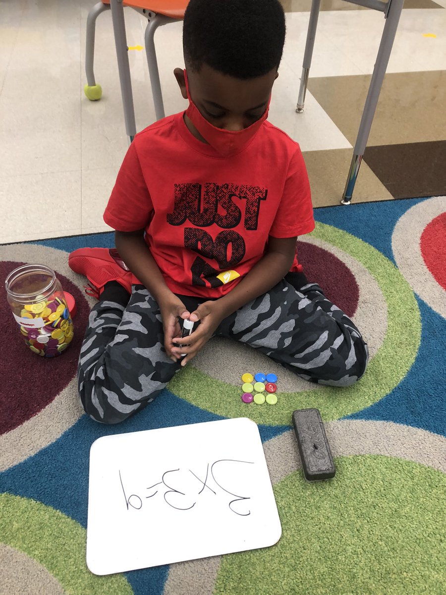 MrsJacksonMoore's tweet photo. We know all about arrays and how they can help us multiply @MooreDMPS #MooreMath #loveMoore #thinkers https://t.co/mDntpXbbJM