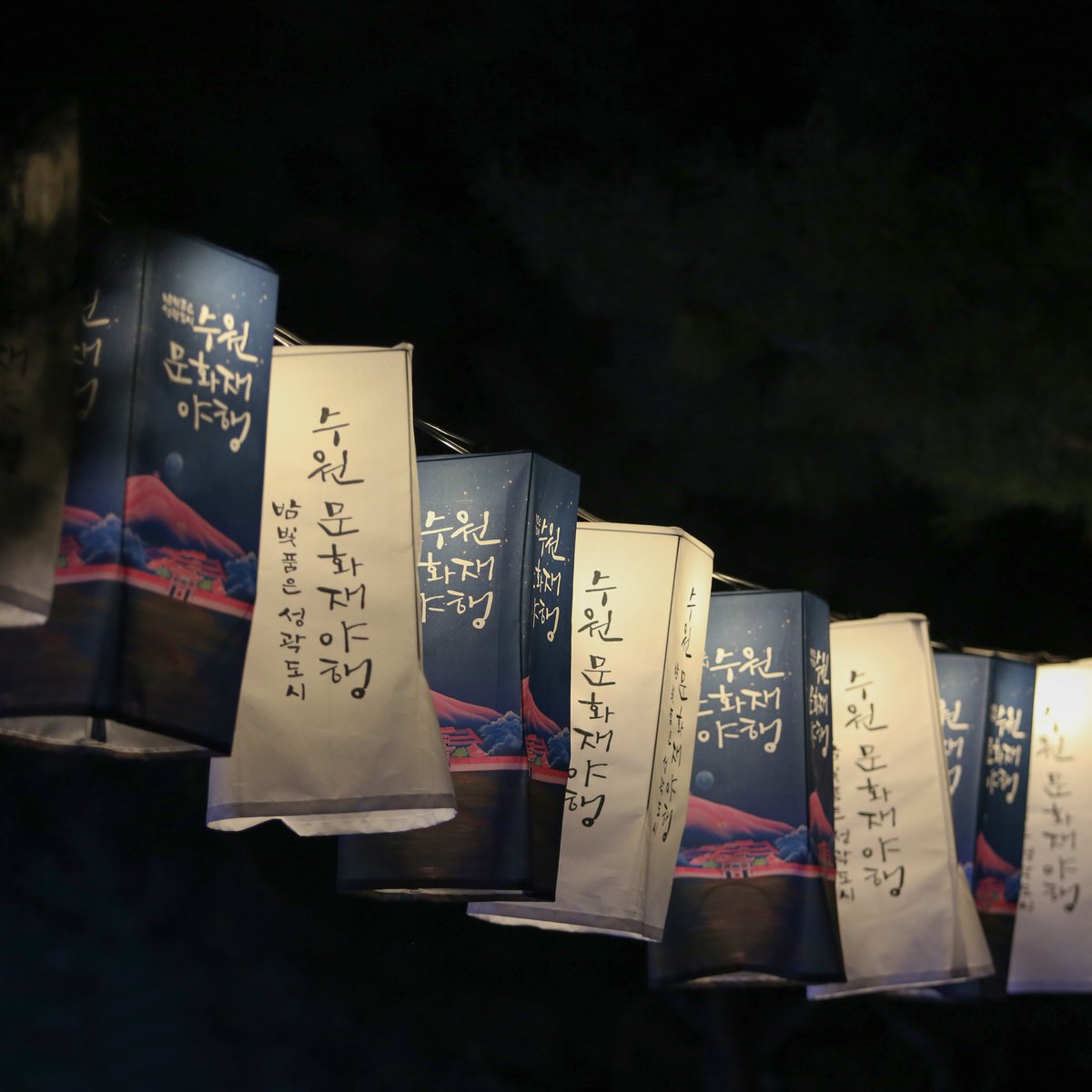 어스름이 어둠이 내려앉기 시작하면 여러분의 야행이 시작됩니다.
2020. 10. 23(금) - 10. 25(일) 화성행궁 일원에서
swcf.or.kr/?p=207
#수원화성 #화성행궁 #수원문화재야행 #국내여행