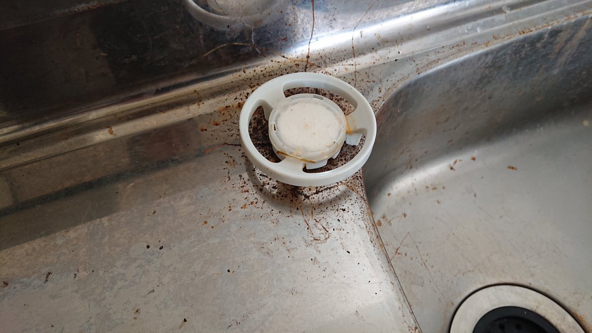 三田尻 来月早々に入居が決まっているアパート 台所に前入居者か放置していったもの 排水口の塩素系のヌメリ取り ステンレスが見事に錆びてる 幸いにまだ穴は空いてなかった まぁ使ってはいけないものの一つ