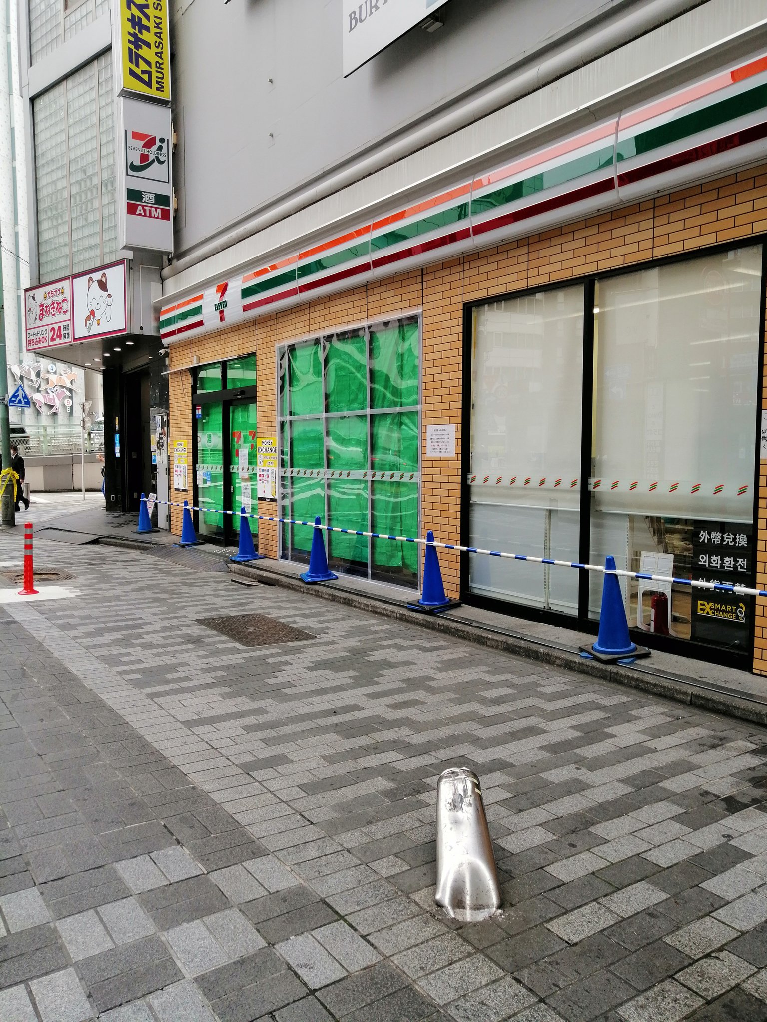 商店街の中の人 Shinjuku East Twitter