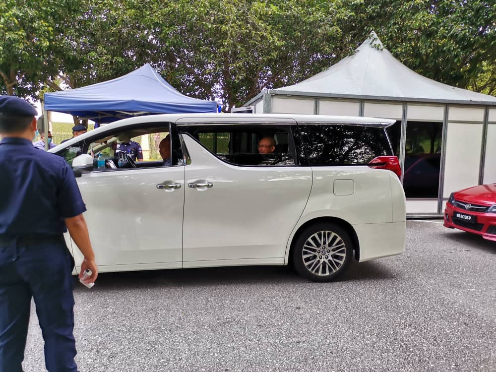 Menteri Pertanian dan Industri Makanan ialah Datuk Seri Dr Ronald Kiandee, dilihat memasuki Perdana Putra jam 8.55 pagi. Beliau akan menghadiri mesyuarat Kabinet kerajaan Perikatan Nasional. #malaysiagazette