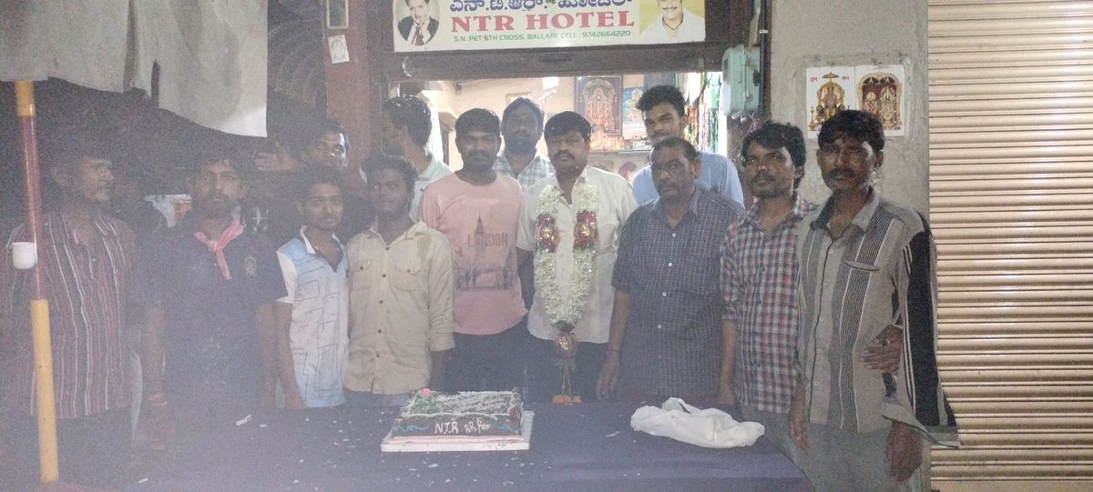 Ballari NTR Fans celebrated near NTR Hotel S N Pet 6th Cross BallariJai NTR  @tarak9999 @ssrajamouli @AlwaysRamCharan @DVVMovies @RRRMovie #RamarajuForBheem  #RecordBreakingBheemTeaser