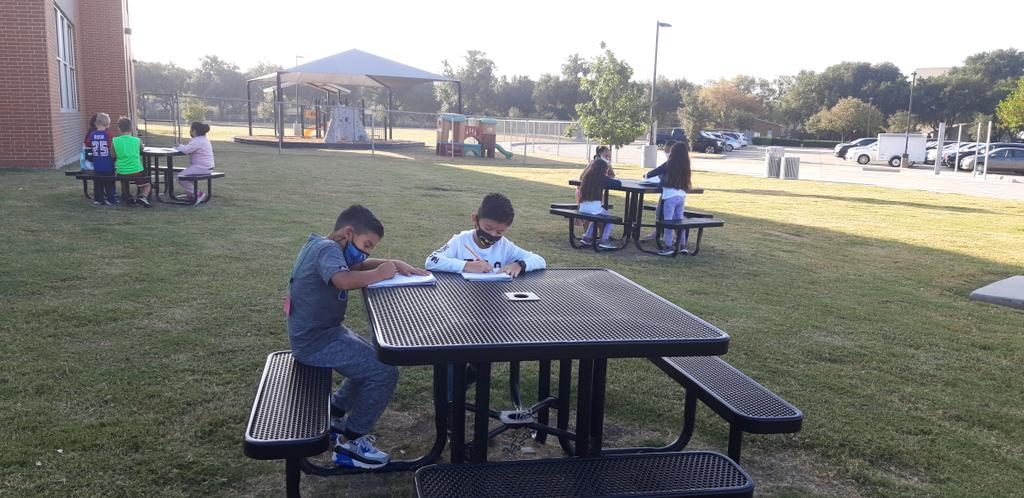 sofysabiduria's tweet image. Learning outdoors today!! We loved the weather and each other's companies. 
@Camey_ES