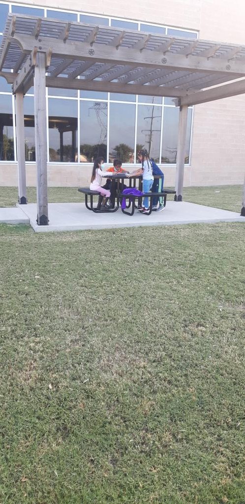 sofysabiduria's tweet image. Learning outdoors today!! We loved the weather and each other's companies. 
@Camey_ES