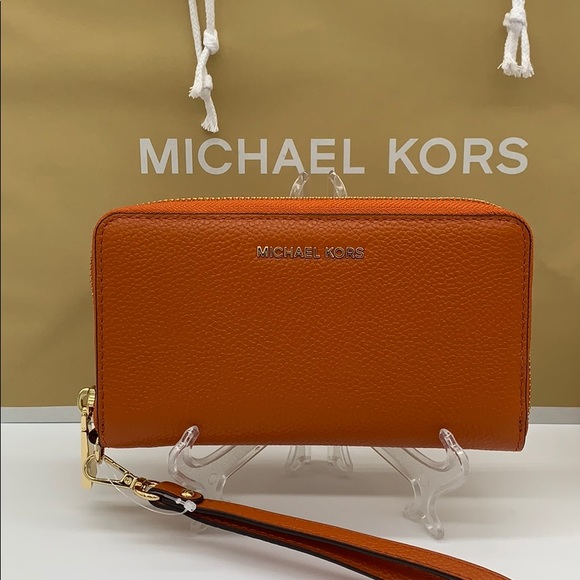 So good I had to share! Check out all the items I'm loving on @Poshmarkapp from @Lilka95649485 #poshmark #fashion #style #shopmycloset #michaelkors #devotionbycyrus #underarmour: https://t.co/lklT6YJl0k https://t.co/my69vek1Bs