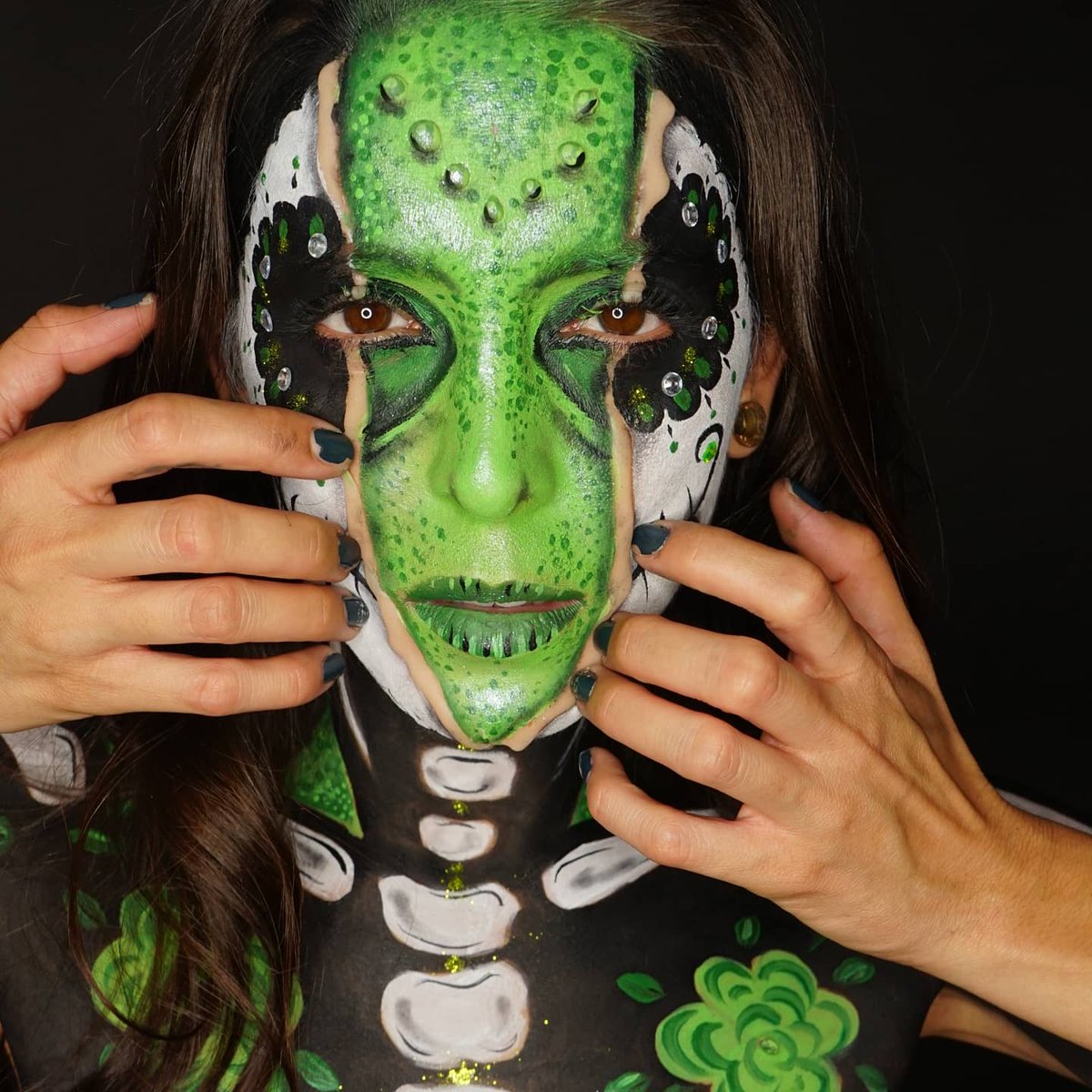 artbychromium's tweet photo. 1,2 or 3?
🎃💥🌌🕷😉✌
#specialfxmakeup #alienmakeup #sugarskullmakeup
#bodypainting #bodypainter #bodyart #makeup #makeupartist #sandiegomakeup #sandiegohalloween #halloweenLA #LAhalloween #crazyfrog #crazymakeup #mashupmakeup #sugarskull #diadelosmuertos #muaLA #MUAsandiego https://t.co/zGykAtWaKS