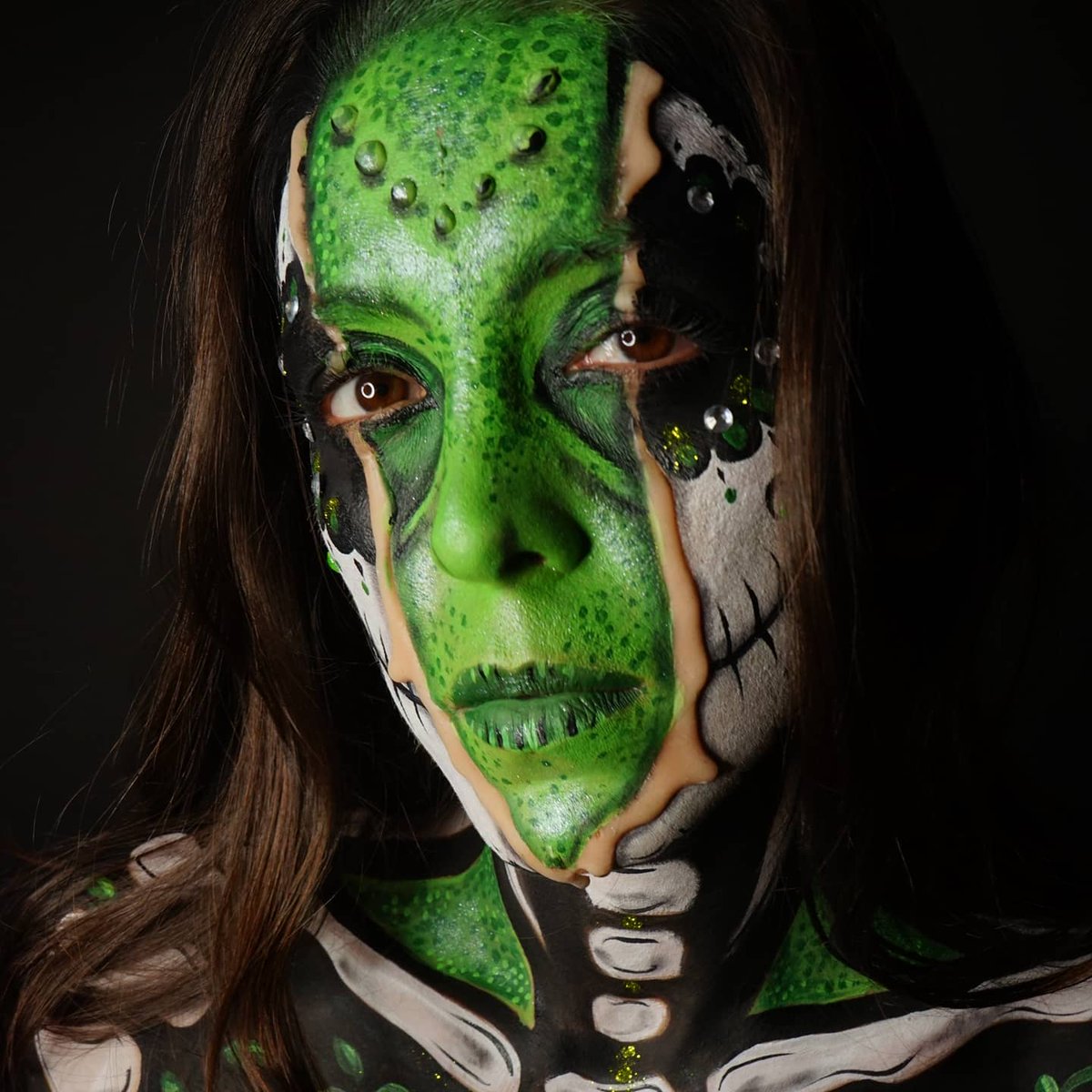 artbychromium's tweet photo. 1,2 or 3?
🎃💥🌌🕷😉✌
#specialfxmakeup #alienmakeup #sugarskullmakeup
#bodypainting #bodypainter #bodyart #makeup #makeupartist #sandiegomakeup #sandiegohalloween #halloweenLA #LAhalloween #crazyfrog #crazymakeup #mashupmakeup #sugarskull #diadelosmuertos #muaLA #MUAsandiego https://t.co/zGykAtWaKS