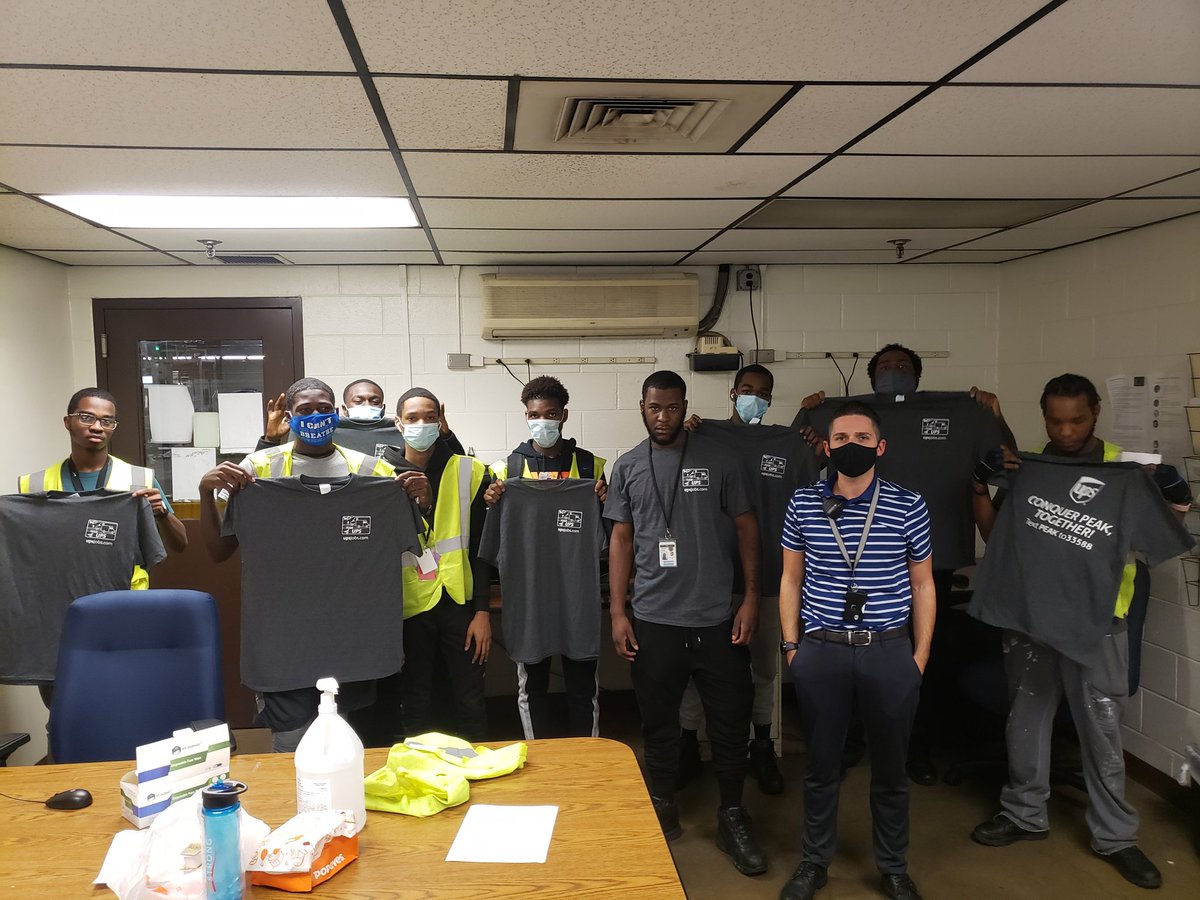Our PHL Twilight Building shift new hires joining the team and promoting our hiring initiatives! #keys2mysafety #teamphlsnaps @ChesapeakUPSers @UPSTrayceParker @KVUPS @daveortone @JohnEitel2 @RobertCapone17 @LarryUPS1 @LDubbsUPS @Franciscovh17