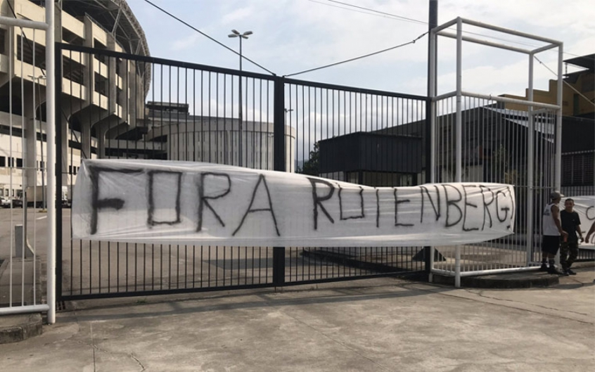 MuseuBFR's tweet photo. Enquanto figuras como Ricardo Rotenberg, Carlos Augusto Montenegro e companhia limitada estiverem ditando as regras no Botafogo, estaremos no caminho sombrio e irreversível da extinção.
Não há mais espaço para tamanha incompetência. CHEGA! BASTA! #ForaRotenberg https://t.co/vrZeFyxsSH