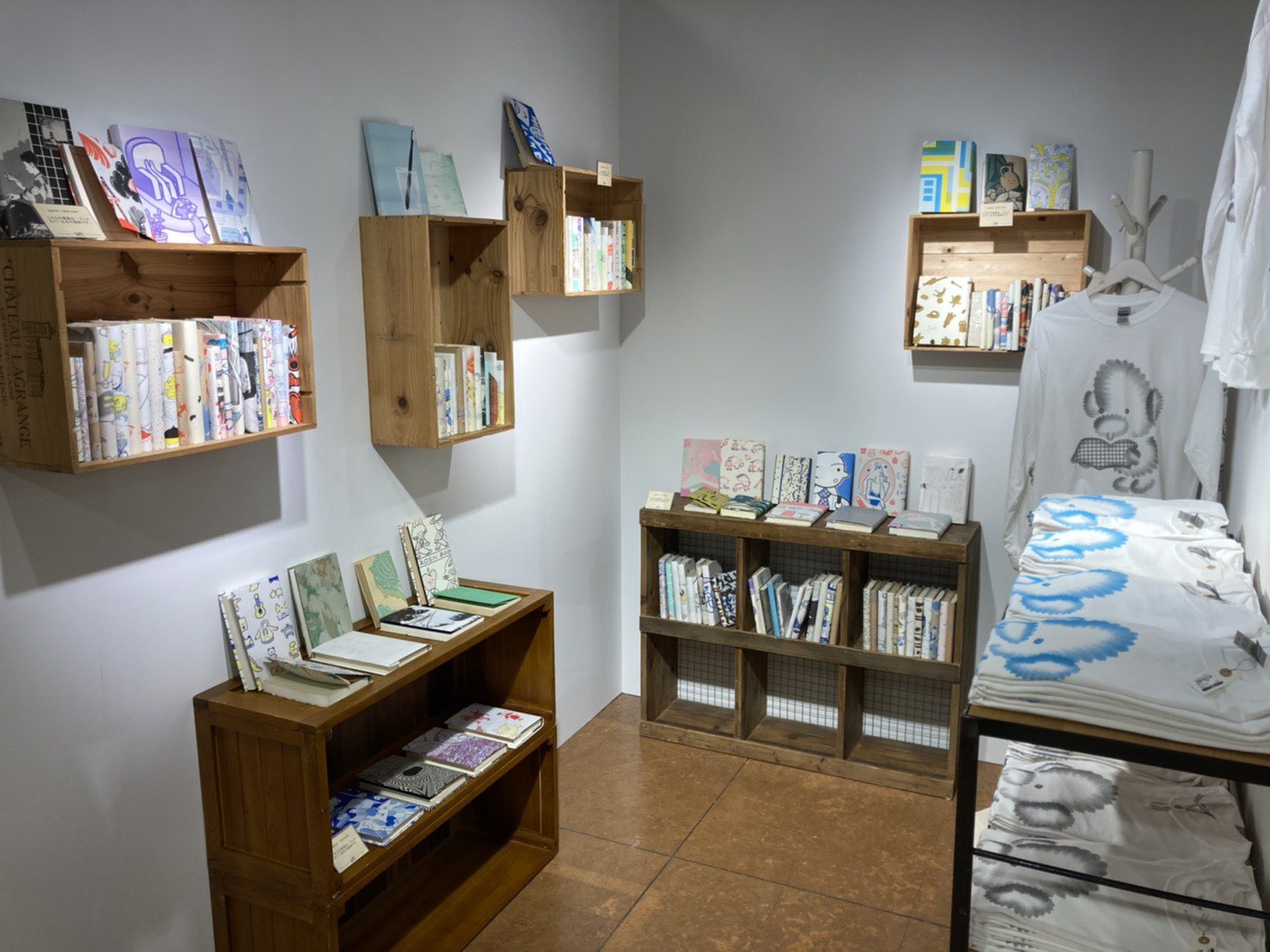 梅田ロフト 本日スタート 約100人の ブックカバー展 装い新たに梅田ロフト にて開催 自由な妄想から生まれた架空書店のブックカバーたち ギャラリーで作品を眺めるように選ぶ楽しみがいっぱいの会場は個性派書店ブースも必見 本日より11 15 日 梅田ロフト 本日スタート 約100人の ブックカバー展 装い新たに梅田ロフト にて開催 自由な妄想から生まれた架空書店のブックカバーたち ギャラリーで作品を眺めるように選ぶ楽しみがいっぱいの会場は個性派書店ブースも必見 本日より11 15 日