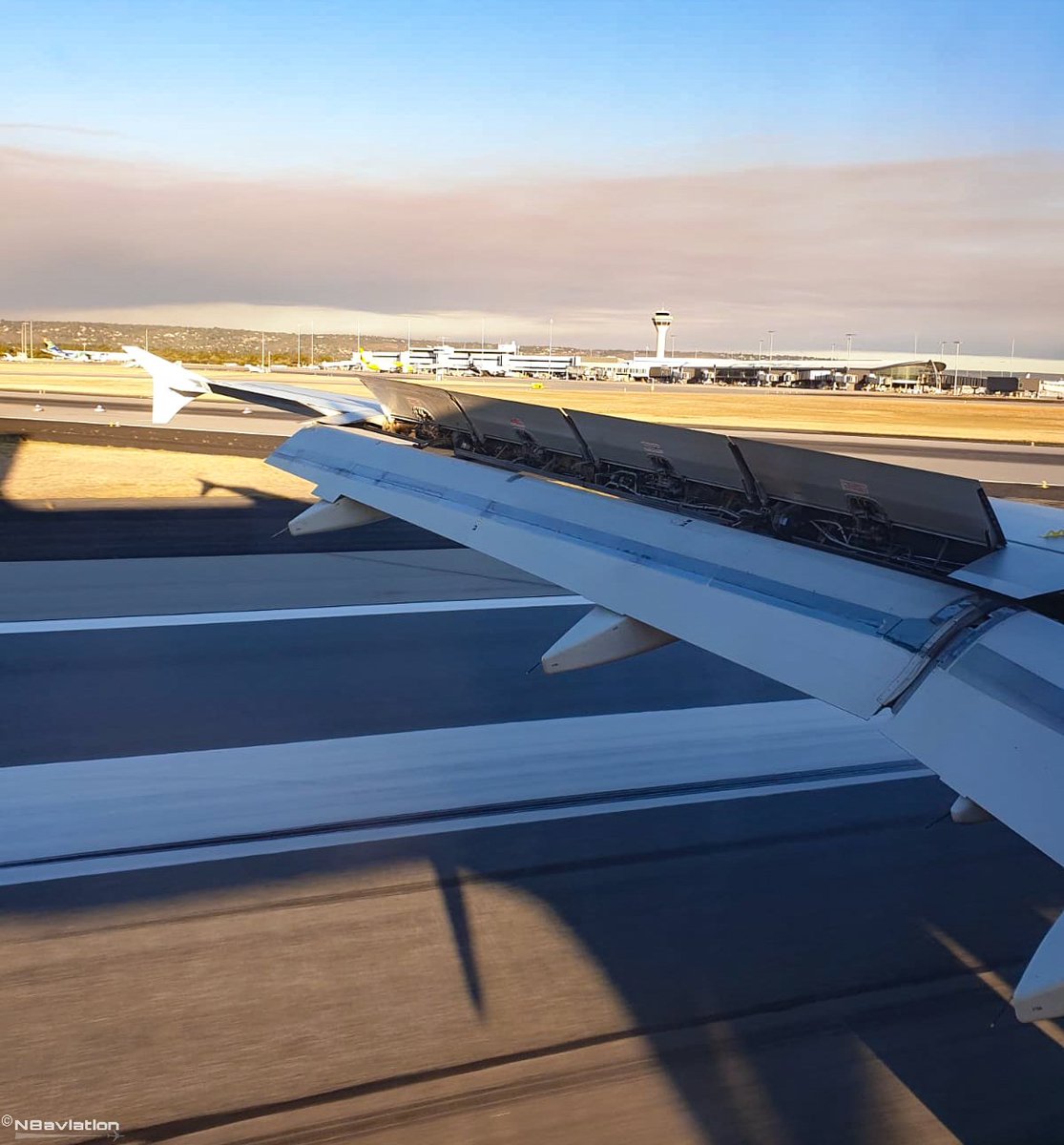 📸22 Apr 19
🔲 Onboard for this week's #fullflapsfriday. Spoilers deployed and on the brakes down #runway 21 at dry @PerthAirport, while a #fire in the distant hills provides a smokey backdrop.
#onboard #windowseat #smokey #aviation #perth #sunset #touchdown #tourism #holiday https://t.co/OghMLj1YJK