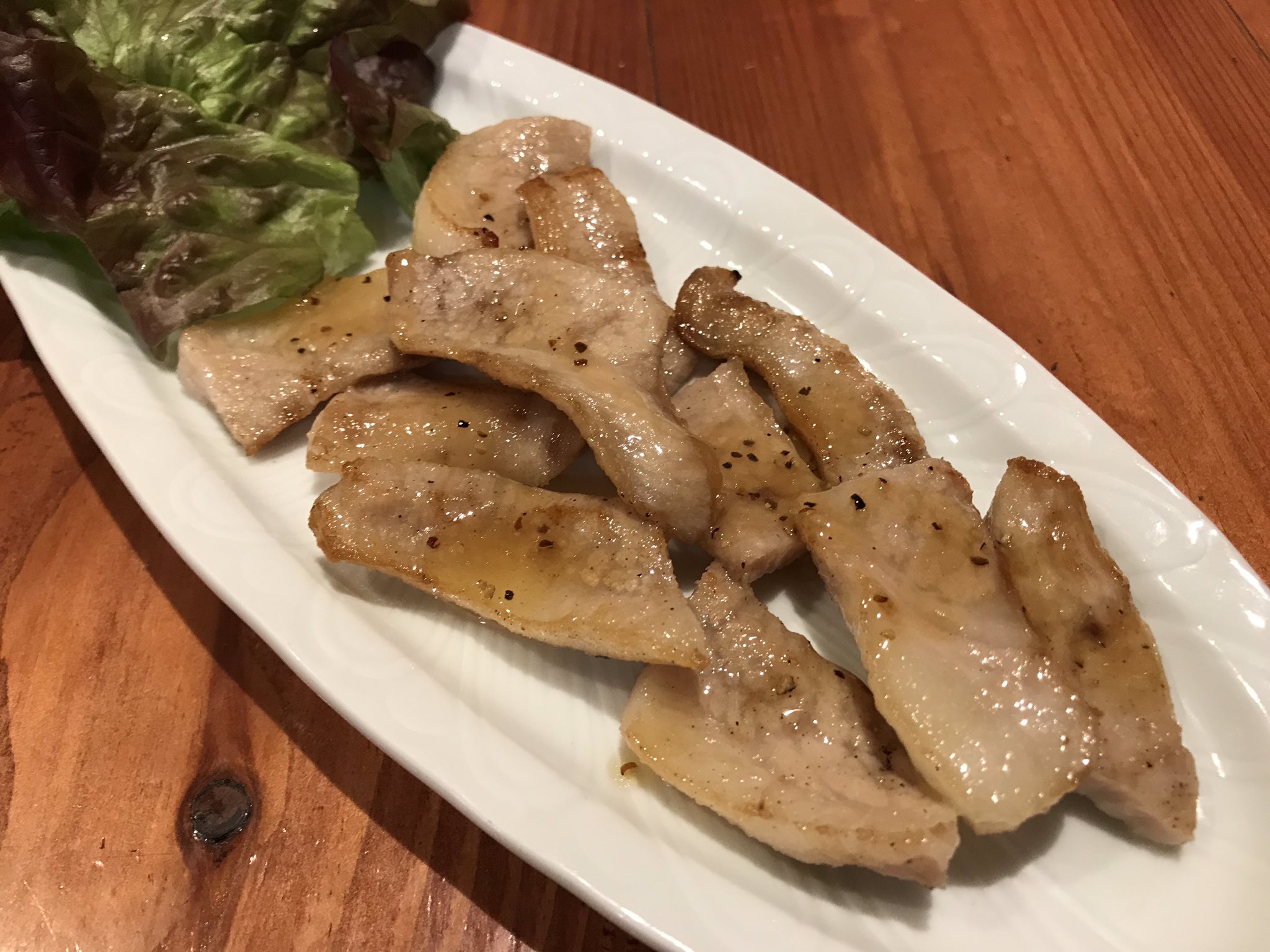 うまい肉と麺の店 ヨネ家 柏幻霜ポーク のトントロ人気です 脂身がしっとりとして 食べやすいトントロです 幻霜トントロ焼き トントロを焼いて 仕上げに塩だれをからめました 幻霜トントロ竜田揚げ トントロを生姜醤油に漬け込んで 竜田揚げに