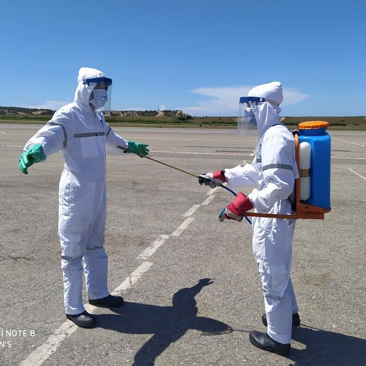 Bomberos_IAIM's tweet photo. Cumpliendo instrucciones emanadas por el Director General del #IAIM Cnel. Freddy Borges se efectúan diariamente labores de Desinfección en aeronaves e instalaciones del Aeropuerto Internacional de Maiquetía, como parte de las medidas de Bioseguridad frente a la pandemia Covid-19. https://t.co/CA2Z55qt5U