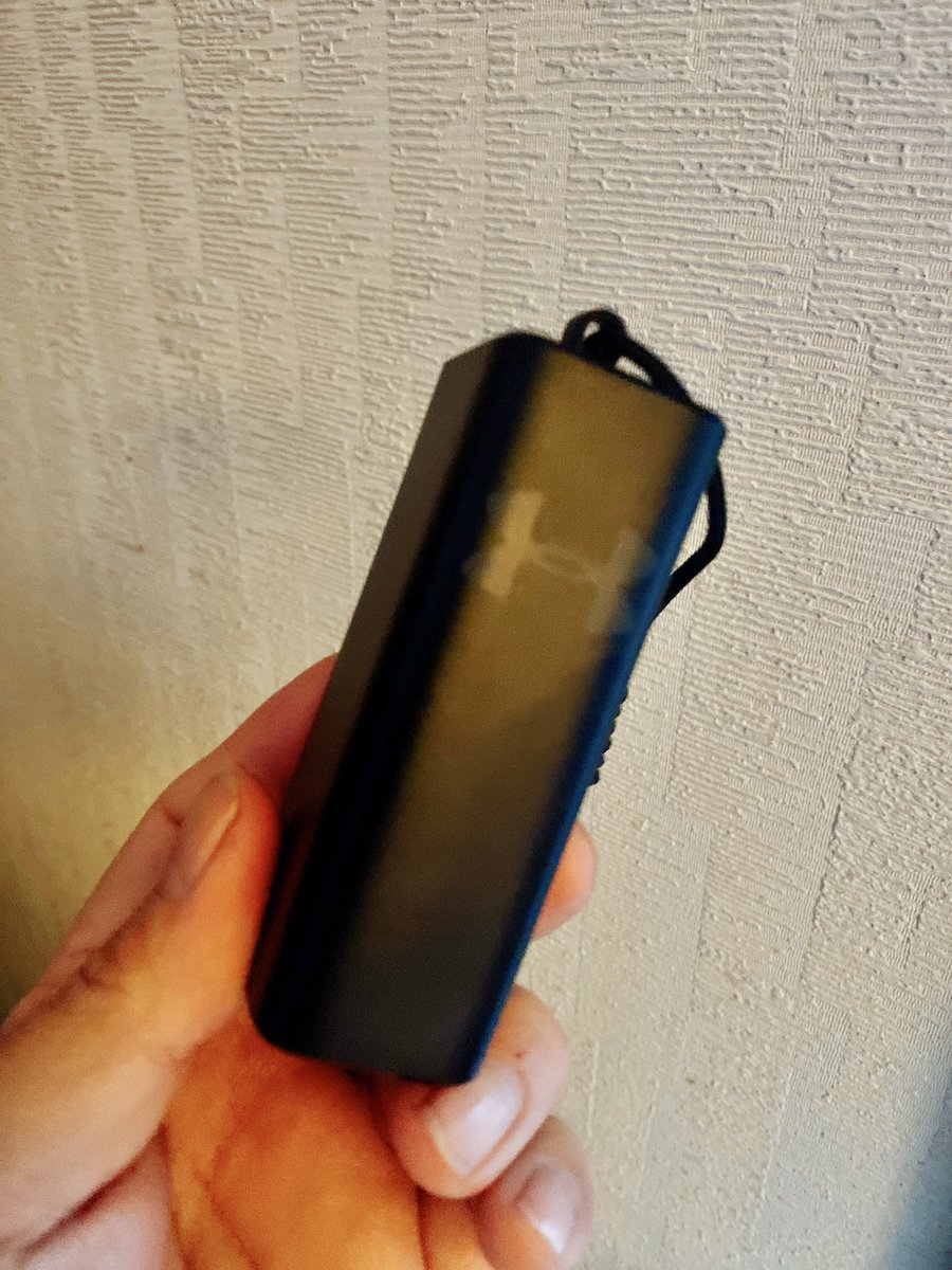 under armorのワイヤレスイヤホン1時間使ってみたけど、悪くないです。厚みがあるので、僕の耳には多少の圧迫感はあるものの音のバランスは良いし、ノイキャンのような周りの声を聞きやすくしてくれるモードも便利。2万円しないからお買い得かもしれない。#UnderArmour #ワイヤレスイヤホン https://t.co/2p3PXnEsFK