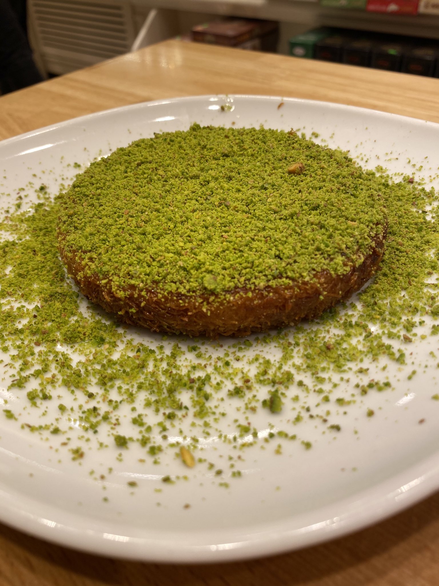 相沢あい 無性にキュネフェを食べたい トルコ料理の店に駆け込むか キュネフェ 細麺をカリカリにした生地の中にチーズが入っていて シロップとナッツ 写真はピスタチオ を掛けた中東のデザート T Co Idux8hcf0s Twitter