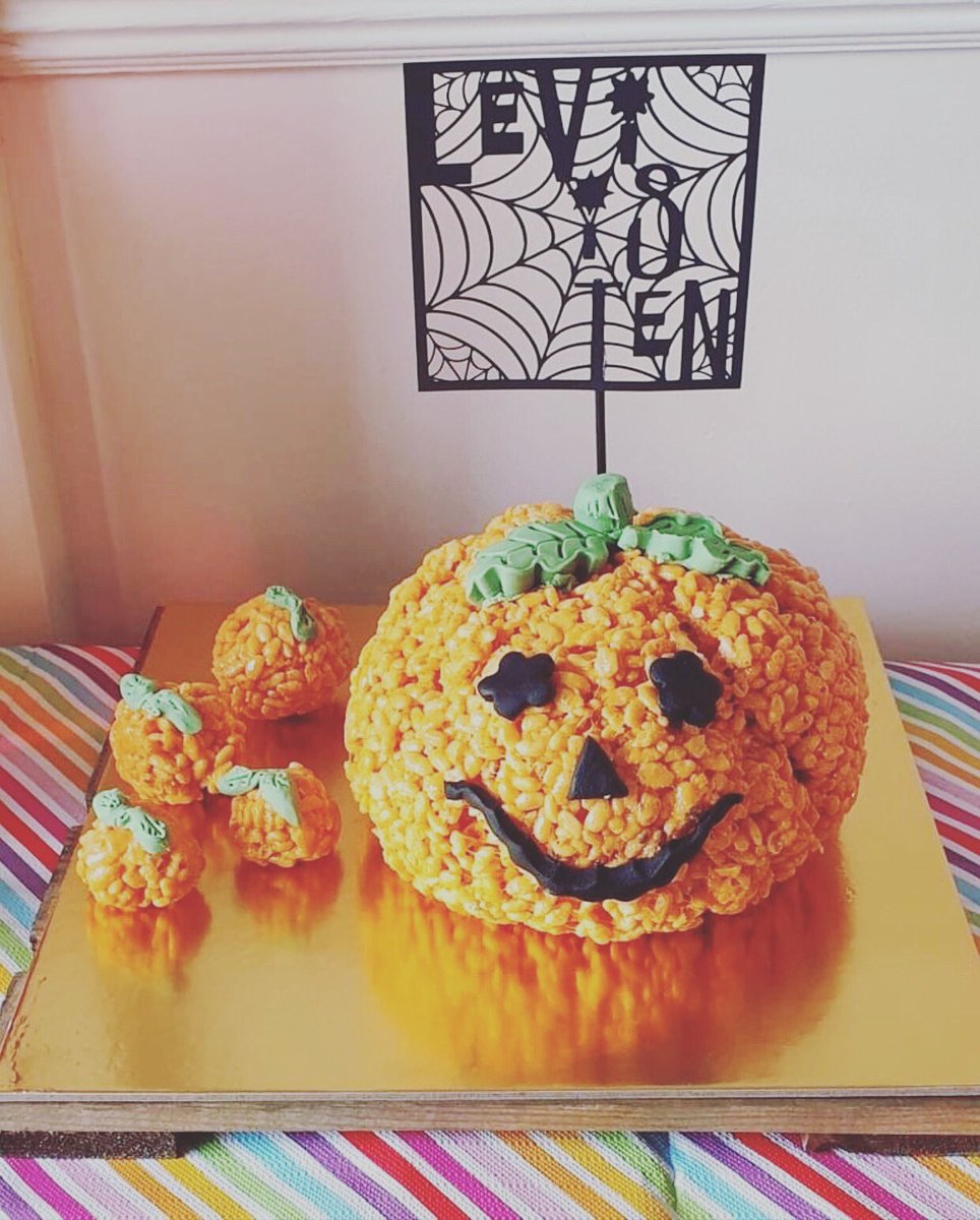 midastouchcraft's tweet photo. With halloween just around the corner, here is a fab alternative to a pumpkin....
#cooking #baking #mashmellow #ricecrispytreats #ricecrispies #foodcoloring #orange #pumpkin #marzipan #halloween #snack #treat #midastouchcrafts #ideas #fun #kids #halftem https://t.co/8SdgWkEG5r