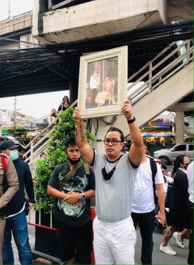 TayaTeepsuwan's tweet photo. ขอคารวะ🙏🏼💛 #อนุชนรักชาติศาสตร์กษัตริย์ ถือรูปพระบรมฉายาลักษณ์ท่ามกลางม๊อบย่านปิ่นเกล้าเมื่อวานนี้ https://t.co/FOsg0G6oun