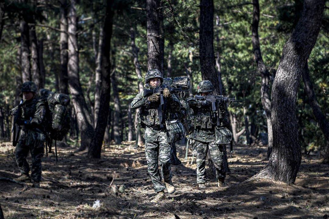 jeuncheol_'s tweet photo. Yang wajib militer tapi kaya main film 😭 Choi Minho 😭😭 https://t.co/2ejnXYXJAW