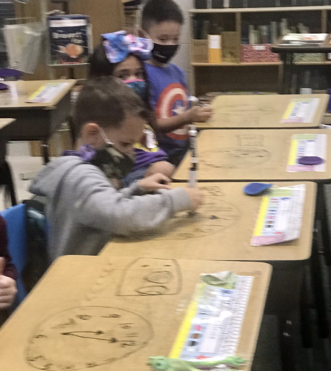 QueefLatinahO_G's tweet image. What time is it?! ⏰⌚️Just ask these kids!! #timeonthehour #analogclock #digitalclock @WISDTurner