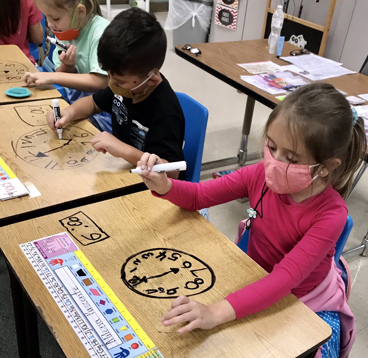 QueefLatinahO_G's tweet image. What time is it?! ⏰⌚️Just ask these kids!! #timeonthehour #analogclock #digitalclock @WISDTurner