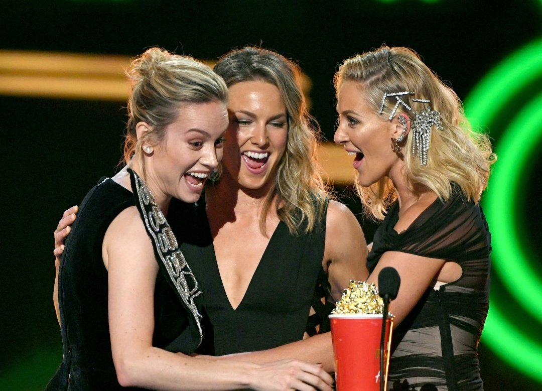 brie larson brought her stunt doubles to mtv award show, told everyone about their contributions to the movie, got on the side just so they could have their moment, & even gave HER first mtv award to them