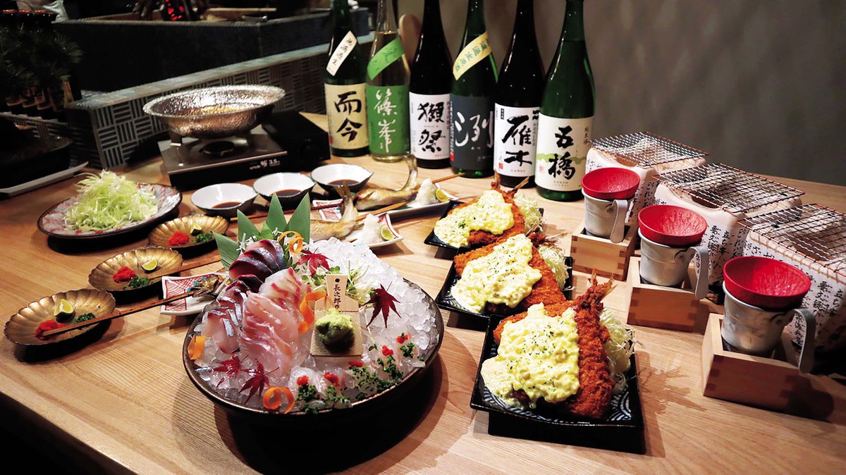 SUNDAYsaikyo's tweet photo. 今週で1周年を迎える同店。「おいしい酒と魚は文化」をコンセプトに新鮮な魚介類をメインに刺身や囲炉裏焼きを提供。宴会コースは5,000円から受付。個室も完備。山口プレミアム共通商品券やGoToEatチケットが使用できる。
詳しくは今週の「＃サンデー西京」をチェック！
＃山口市
＃酒ト魚きんぎょ https://t.co/T7rqT5oqS1