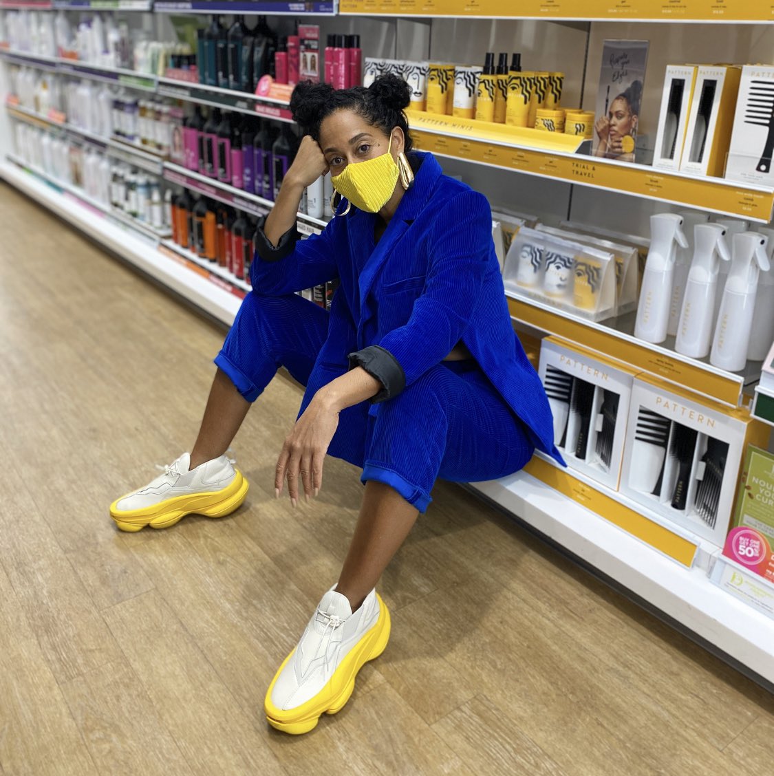 TraceeEllisRoss's tweet photo. Found a mask to match my kicks. Thank you @pyermoss for these fly ass otherworldly shoes. https://t.co/EO4Cu1uqqH