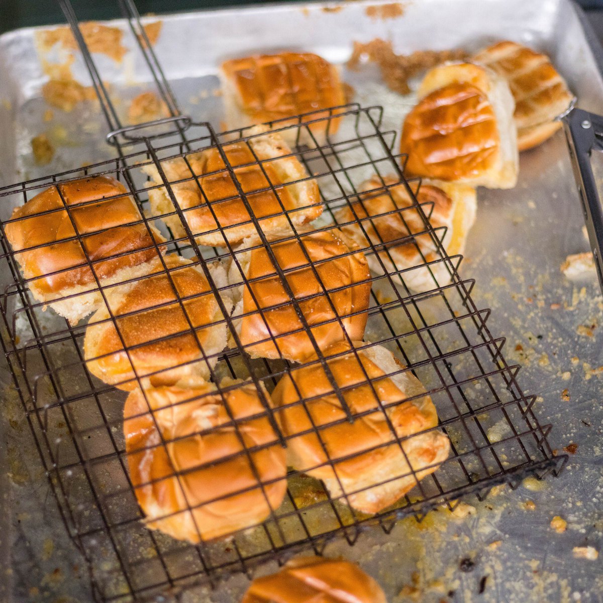 Gindaichii's tweet image. 📍ขนมปังเนยสี่พระยา | เสนานิคม
เพิ่งมากินครั้งแรก เพิ่งรู้ว่าขนมปังมันชุ่มฉ่ำเนยนมน้ำตาลเยอะมากก ปังปิ้งร้อนๆ กรอบนอกนุ่มใน บวกกับเนยน้ำตาลอุ่นๆฉ่ำๆ คือถูกจริตชั้นเลยยยย แต่!! กินตอนร้อนๆ เท่านั้นถึงจะฟีลกู้ดข่ะ ลุย!!

@aroii @Kin24hrs #อร่อยไปแดก #อร่อยบอกต่อ