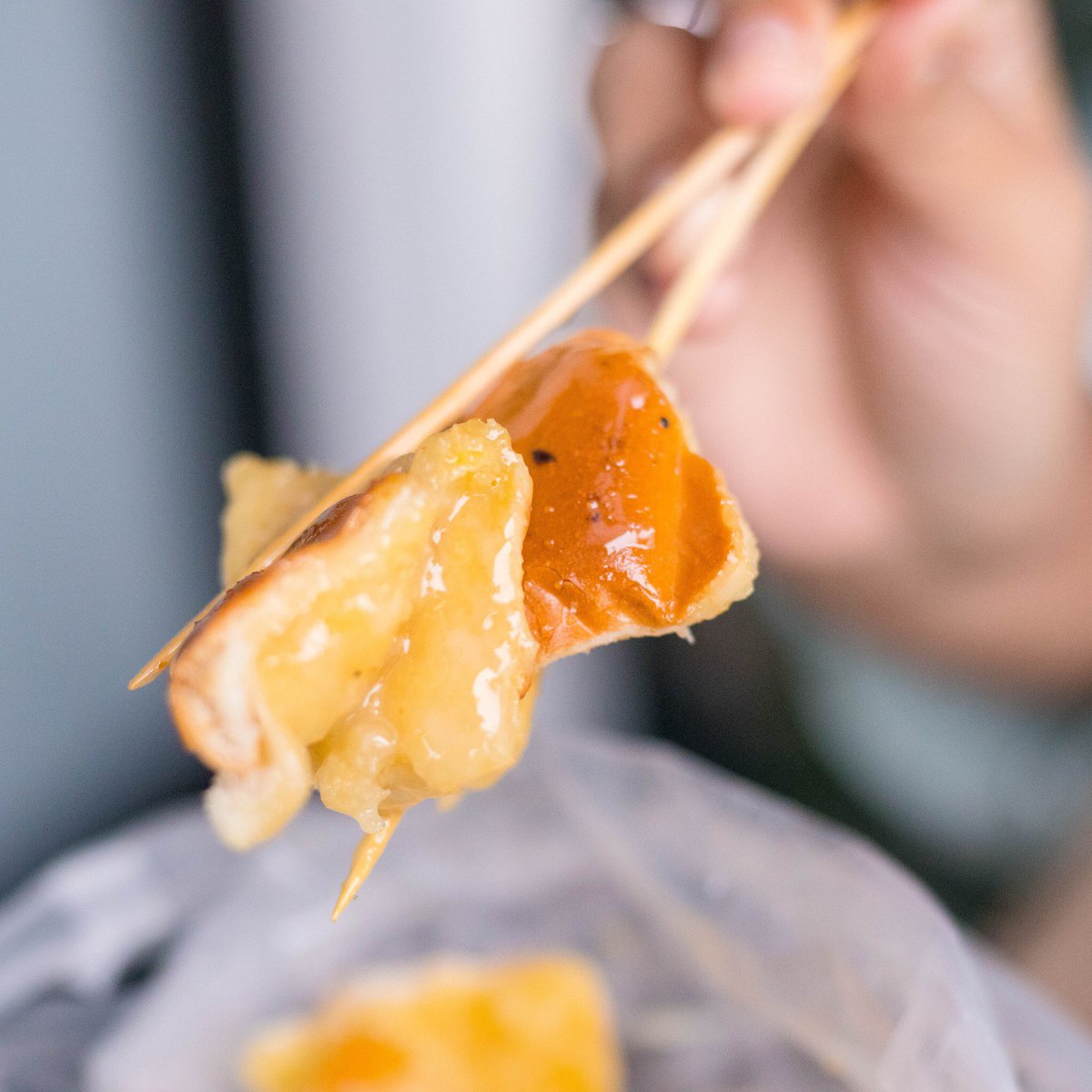 Gindaichii's tweet image. 📍ขนมปังเนยสี่พระยา | เสนานิคม
เพิ่งมากินครั้งแรก เพิ่งรู้ว่าขนมปังมันชุ่มฉ่ำเนยนมน้ำตาลเยอะมากก ปังปิ้งร้อนๆ กรอบนอกนุ่มใน บวกกับเนยน้ำตาลอุ่นๆฉ่ำๆ คือถูกจริตชั้นเลยยยย แต่!! กินตอนร้อนๆ เท่านั้นถึงจะฟีลกู้ดข่ะ ลุย!!

@aroii @Kin24hrs #อร่อยไปแดก #อร่อยบอกต่อ